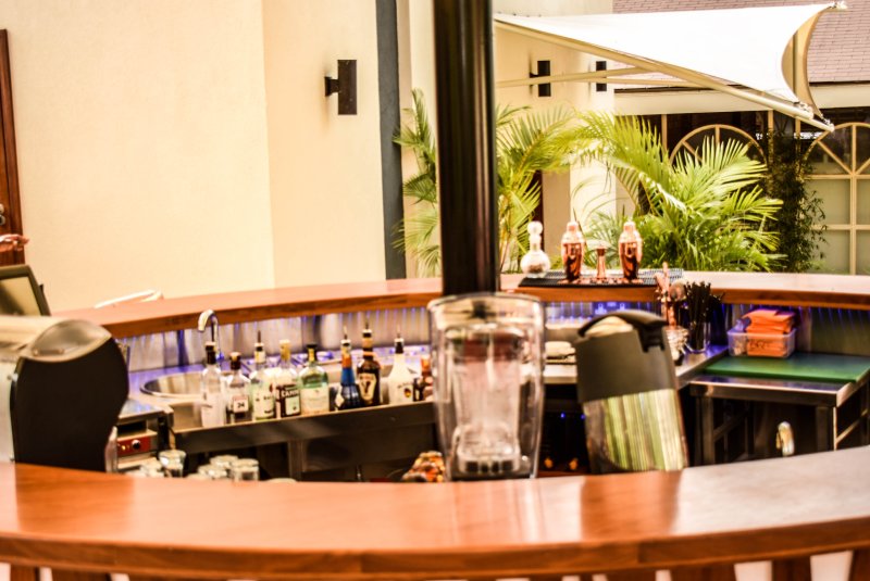 SAROVA PANAFRIC POOLSIDE BAR